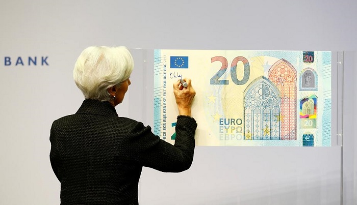 Новая глава ЕЦБ расписалась на символической банкноте