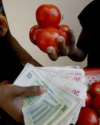 Инфляция не дремлет — в сентябре за такую стопку денег можно купить 4 помидора
