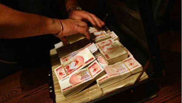Миллиардер. В чемоданчике — 65 миллиардов зимбабвийских долларов (2 тыс. американских) — март 2008 г.